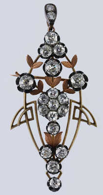 Брошь из желтого, розового и белого металла, общим весом 18,58 грамма, содержит природные вставки из бриллиантов